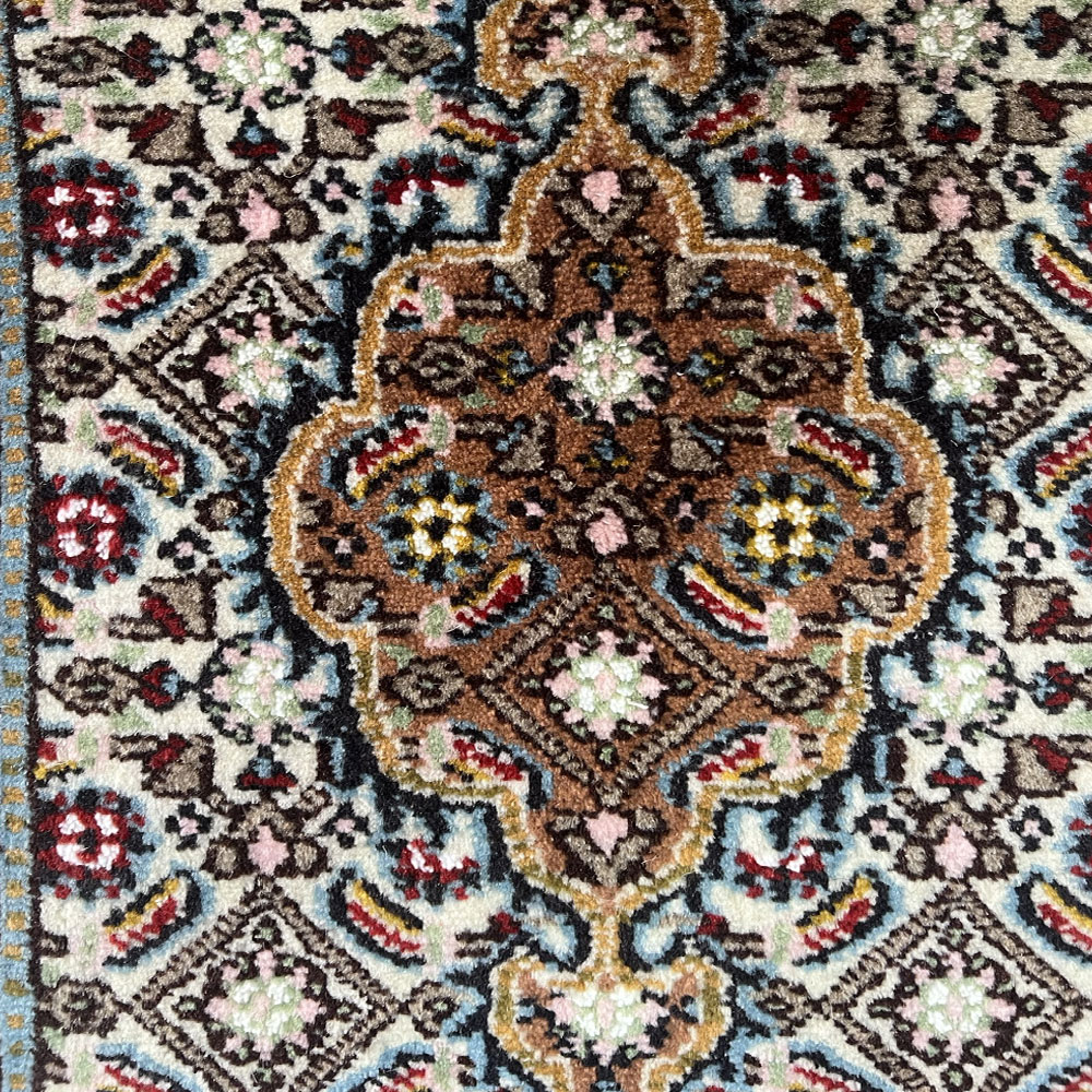 Tapete Persa Mood Bege com Marrom 60x40cm Tradição e Elegância em Cada Fio - Image 3